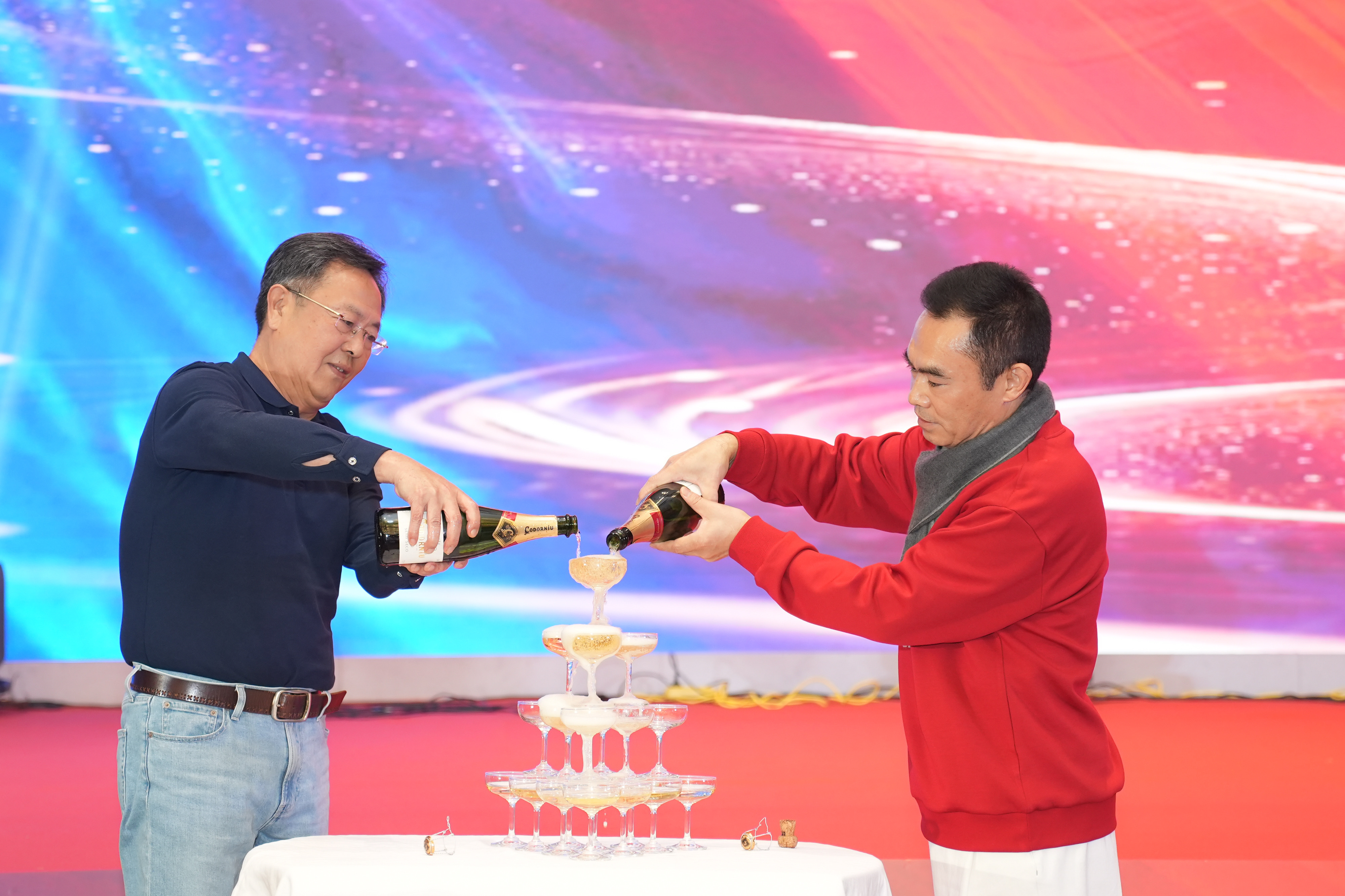 年会的每一幕，，，，，，，，都是我们配合的珍藏